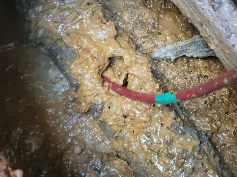 전주 완산구 배관 바닥에 쌓인 슬러지