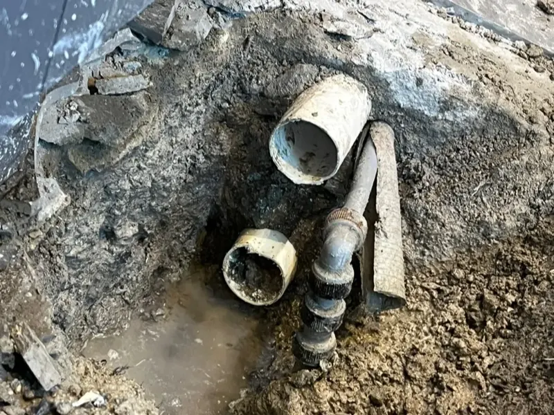 전주 완산구 물이 고인 바닥 속 배관 이음부